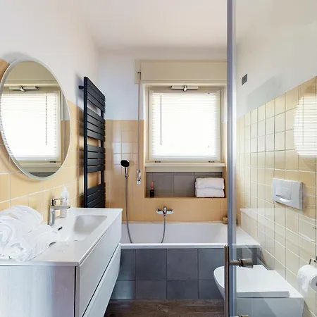Riflesso Del - By Myhomeincomo شقة